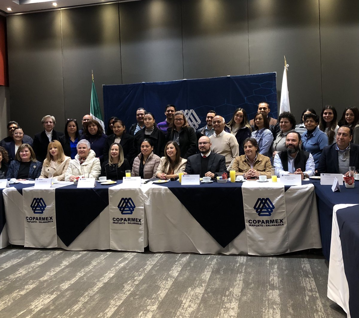 CoparmexIra's tweet photo. 🔵Primera reunión mensual 2025 con la participación del contador Fernando González, compartiéndonos puntos importantes sobre la miscelánea fiscal. 
   
Trabajando por y para mejores empresas en busca del bien común. https://t.co/8kWA0Zw3Cx