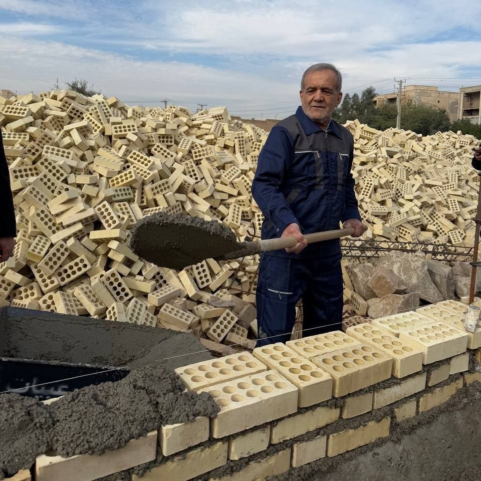 O_Alipoor's tweet photo. کاملا قابل درکه که خاطره بد احمدی‌نژاد باعث بشه از دیدن چنین تصاویری خوشمون نیاد.
اما #پزشکیان ذره‌ای دروغ و ناصافی در این کارش نیست و فقط دغدغه #مدارس مخروبه بچه‌های ایران عزیز رو داره.
تجربه ساخت خانه بهداشت های تبریز نشون میده، پشت این دیواری که می‌سازه فسادی رو پنهان نکرده! https://t.co/qK9LXjlA5e