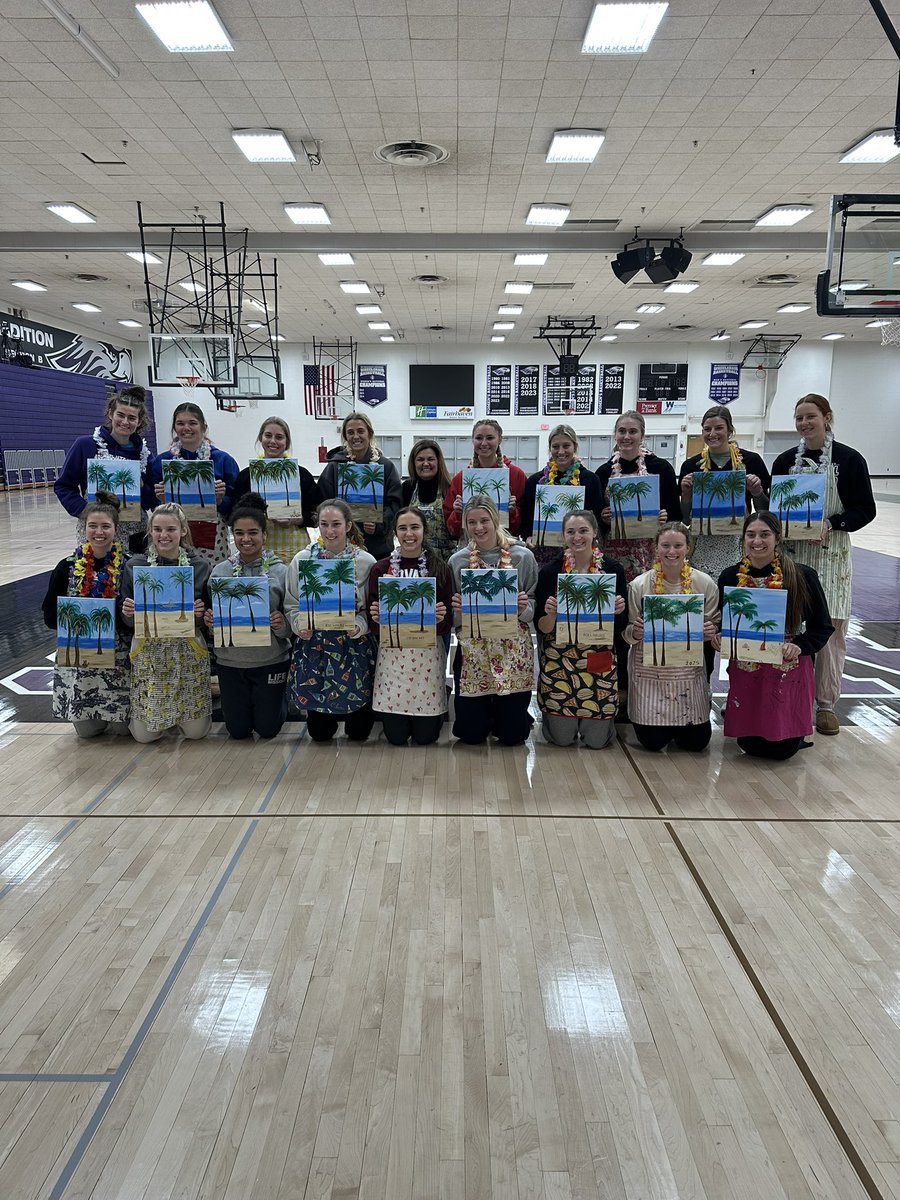 UWWWomensHoops's tweet photo. Palm trees &amp; 80 degrees🌴☀️… or maybe more like palm trees &amp; 20 degrees 🥶 

Thank you so much to @chelseamcgheestudios for a great team bonding activity that brought out our artistic side!! https://t.co/ZgJh5IWksH