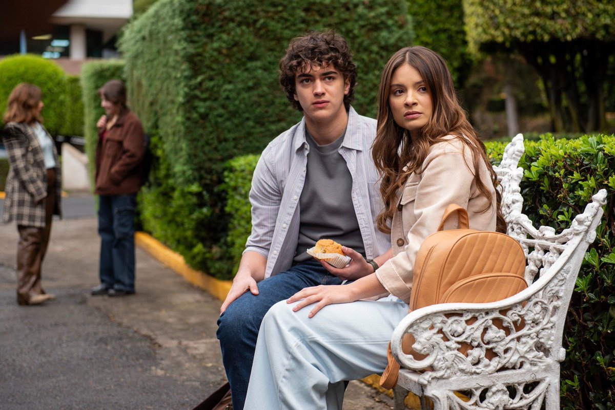 FelixAndresC's tweet image. Ustedes le creen que tengan la misma edad y van al mismo salón? 😂 Edward Castillo parece más el profesor #JuegosdeAmoryPoder