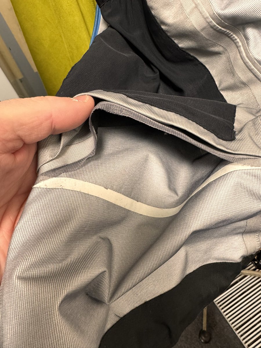 junglieengineer's tweet photo. @fjernoutdoors why did my pockets fail? Nearly lost some important gear here. The seam is very poorly made. I got 2 years out of this jacket with light use and followed your washing instructions to the letter! I can continue using it to keep me dry but can’t use the pockets. https://t.co/HFKbwVxy8f