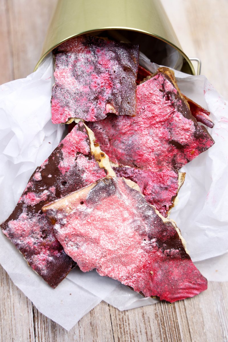 Sparkle up your Valentine’s Day with Glitter Valentine’s Cracker Candy! Sweet, salty, and so easy to make! #ValentinesDayTreat #CandyRecipe sweetandsavorymorsels.com/glitter-valent… via <a href="/SwtNSvryMorsels/">Sweet and Savory Morsels</a>