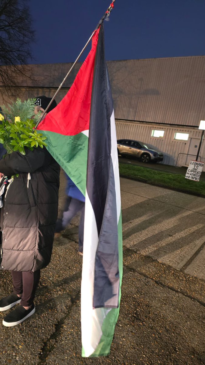 ShutDownLeoSton's tweet photo. THREAD - FLOWERS IN REMEMBRANCE - LEONARDO FACTORY VIGIL 22 JANUARY 2025 ✊💔🇵🇸💐

Thank you to all who made it out to the Leonardo factory for yesterday’s vigil. We laid flowers at the factory commemorating the over 55 000 Palestinians murdered by the Israeli apartheid state. https://t.co/4DXEDdMCU0