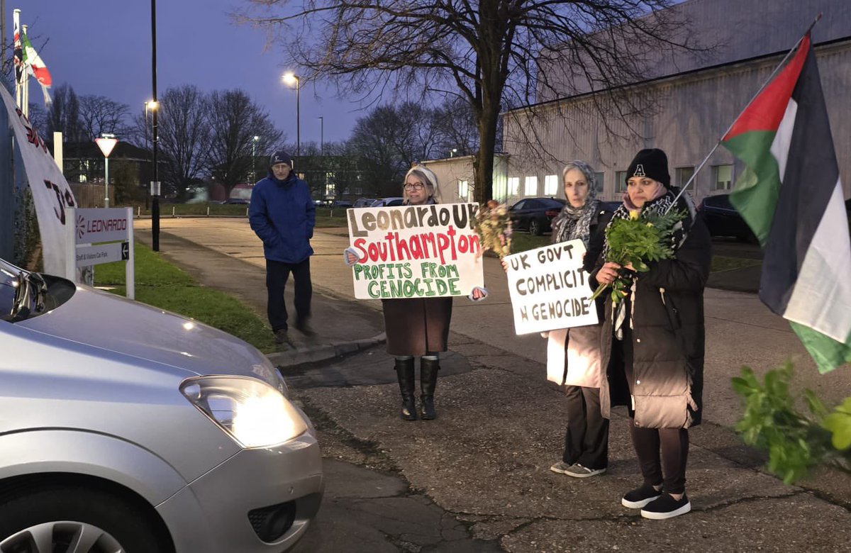 ShutDownLeoSton's tweet photo. THREAD - FLOWERS IN REMEMBRANCE - LEONARDO FACTORY VIGIL 22 JANUARY 2025 ✊💔🇵🇸💐

Thank you to all who made it out to the Leonardo factory for yesterday’s vigil. We laid flowers at the factory commemorating the over 55 000 Palestinians murdered by the Israeli apartheid state. https://t.co/4DXEDdMCU0
