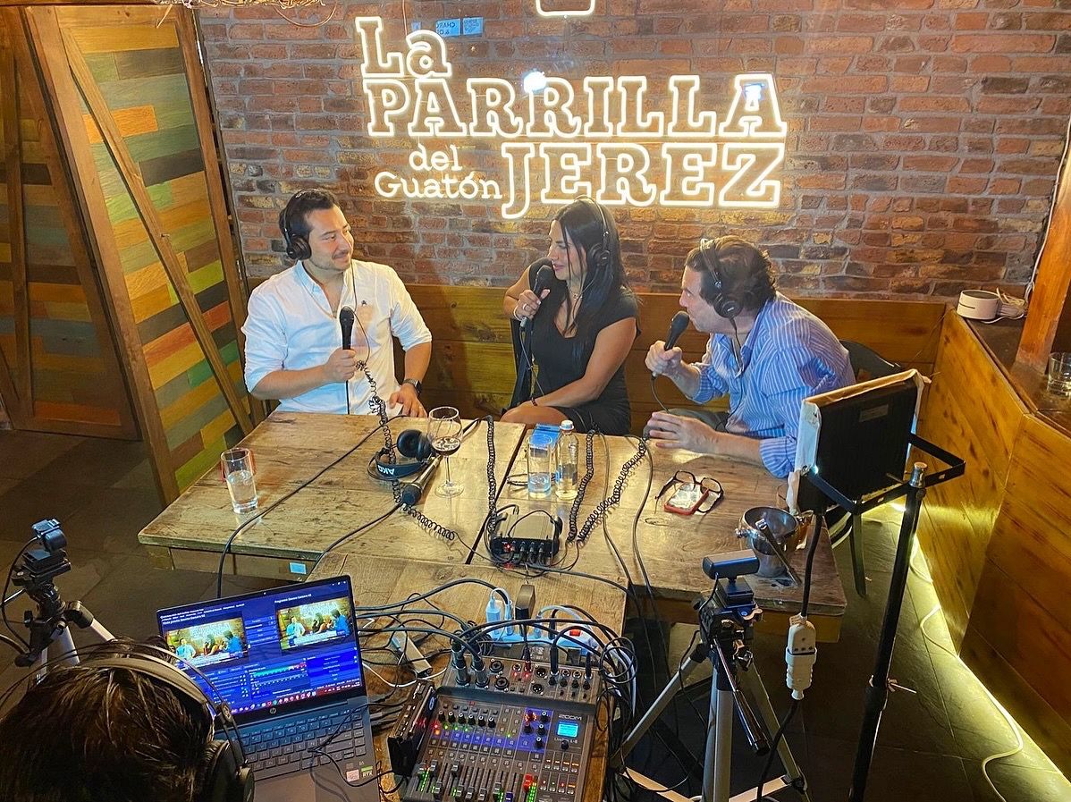 michael_burgos's tweet photo. Entrevista en @radiolaclave #TANSOLOUNMOMENTO Desde minuto 47:30 hablando de Airbnb Chile, mi trabajo como embajador y las rentas cortas.
https://t.co/phR1Kgje0l https://t.co/cKDUe15t5O