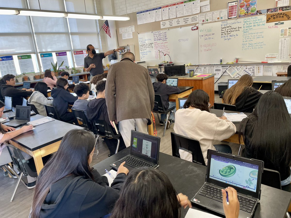 dr_gonzales's tweet photo. Hoy realizamos una visita de Gabinete en @RichardLGraves_ . Visité clases y observi a los maestros utilizando una variedad de estrategias de instrucción enfocadas en aumentar el aprendizaje y el rendimiento de los estudiantes. ¡Buen trabajo GMS!🔥#swsd #successforeverystudent https://t.co/EWDlE3iZaf