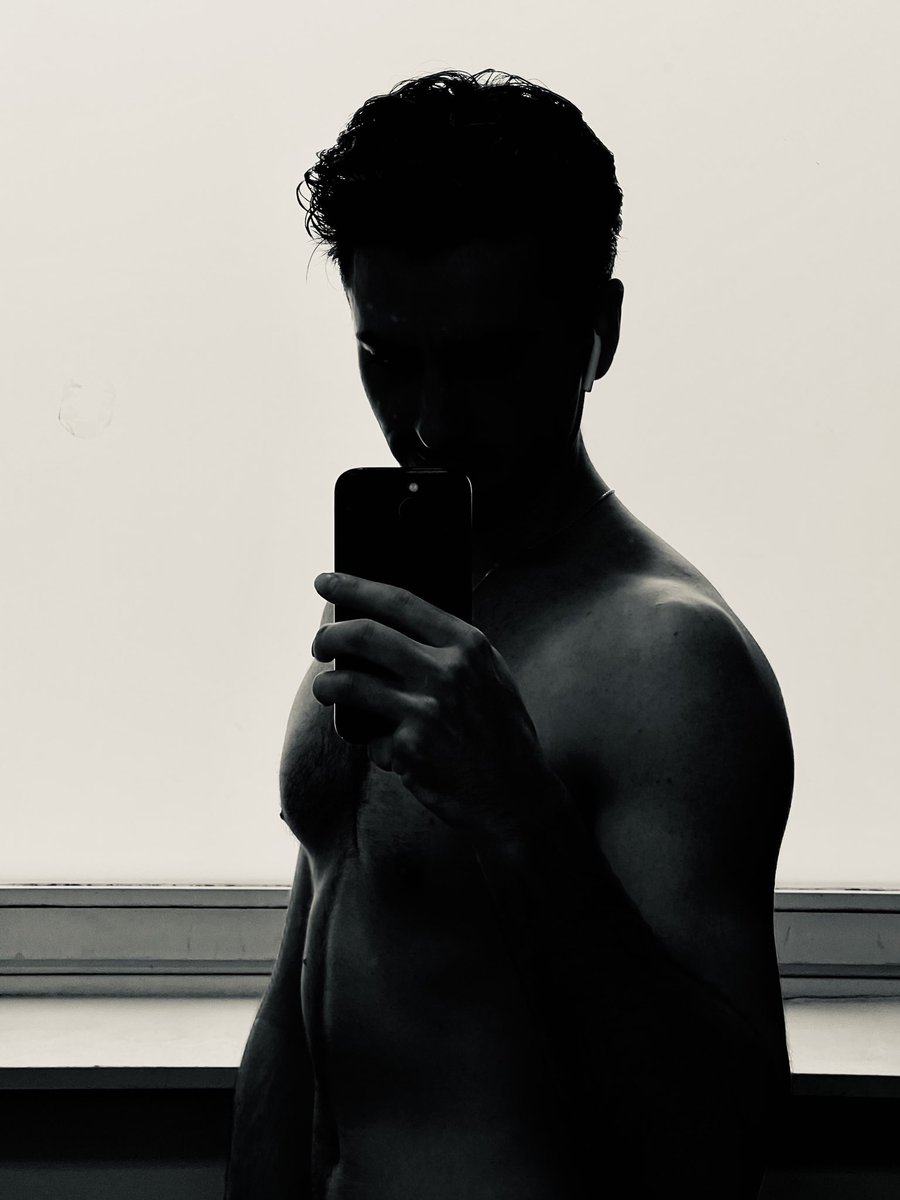 Dkpk16's tweet photo. At least the light in my gym is good https://t.co/uoMXF1iMfK