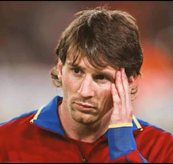 🚨 Most dribbles in a single UCL match:

— Cristiano Ronaldo: 20.
— Lionel Messi: 16.

One was a midfielder, the other was a winger.🤣