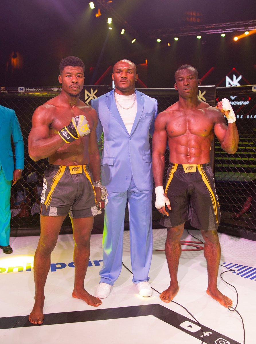TheAKOShow's tweet photo. Daniel Emeka 🇳🇬 ditches the strikes and GRAPPLES his way to the Middleweight FINALS at #AKO7, defeating Segun Ogunnoiki 🇳🇬.
🧵for exclusive fight photos ⬇️
#AKO7 #AfricanKnockout #Lagos #Nigeria https://t.co/zrJxjSNbtt