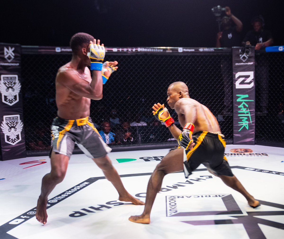 TheAKOShow's tweet photo. Daniel Emeka 🇳🇬 ditches the strikes and GRAPPLES his way to the Middleweight FINALS at #AKO7, defeating Segun Ogunnoiki 🇳🇬.
🧵for exclusive fight photos ⬇️
#AKO7 #AfricanKnockout #Lagos #Nigeria https://t.co/zrJxjSNbtt