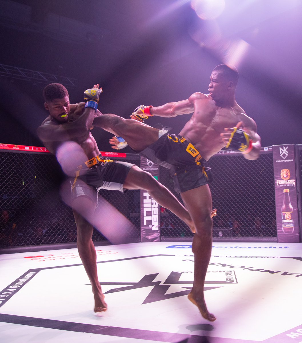 TheAKOShow's tweet photo. Daniel Emeka 🇳🇬 ditches the strikes and GRAPPLES his way to the Middleweight FINALS at #AKO7, defeating Segun Ogunnoiki 🇳🇬.
🧵for exclusive fight photos ⬇️
#AKO7 #AfricanKnockout #Lagos #Nigeria https://t.co/zrJxjSNbtt
