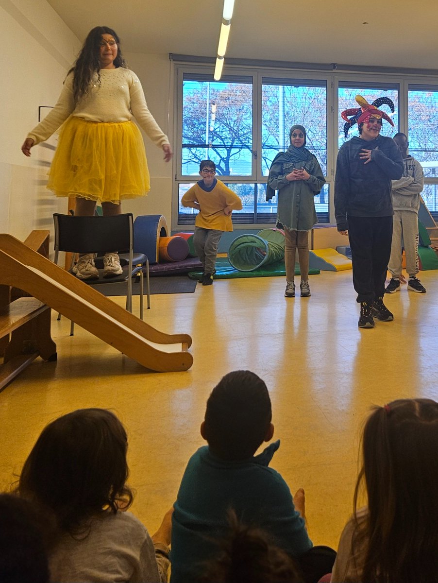EscolaTanit's tweet photo. Els infants de 6è expliquem el conte La tortuga  🐢  i la llebre🐇  als petits de la Llar d’Infants Sargantana i Pins. Vivim moments plens d’il·lusió i emoció compartida!  A més, els hem fet un petit detall de record. #AprendreCompartint" #Naveguemjuntsperaprendreplegats https://t.co/IgFHuBT4rI