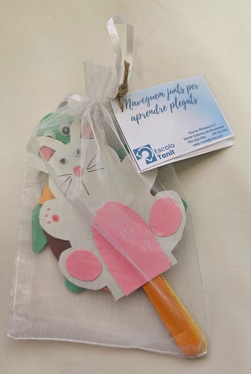 Els infants de 6è expliquem el conte La tortuga  🐢  i la llebre🐇  als petits de la Llar d’Infants Sargantana i Pins. Vivim moments plens d’il·lusió i emoció compartida!  A més, els hem fet un petit detall de record. #AprendreCompartint" #Naveguemjuntsperaprendreplegats