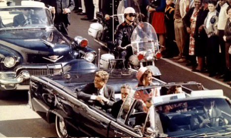 ArchieIntel's tweet photo. JUST IN: 🇺🇸 🔫 

Trump signs order to declassify JFK, RFK, and MLK files. https://t.co/ogoR6rggF1