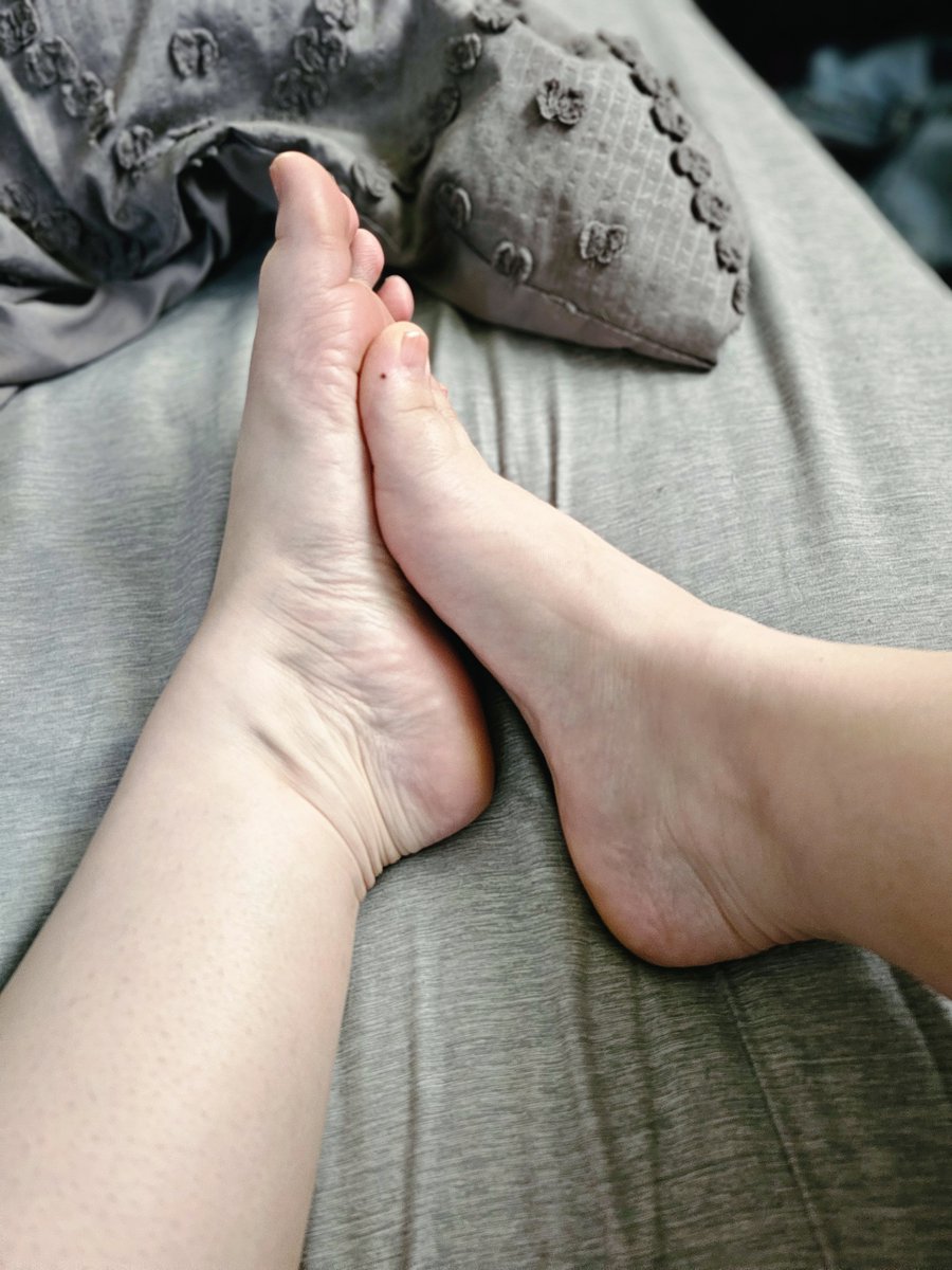 pediprincessray's tweet photo. Soft morning feet 💕

#footfetısh #feetworshi̇p #feet #feetpics #feetpicturesforsale #paypig #soles #prettyfeet #barefeet https://t.co/SzXH1nX278