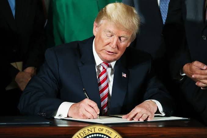 longtermbullish's tweet photo. 🇺🇸 BREAKING: Trump signed an executive order to develop a national digital asset stockpile according to Fox. 
$BTC #CRYPTO https://t.co/bG4mo1fzg1