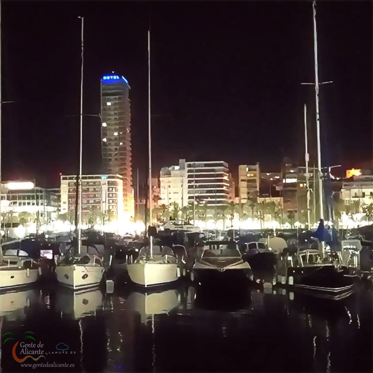 Buenas noches #GentedeAlicante 😍🌴⚓🌃 la noche serena, tras un día cálido da paso al descanso merecido en el que os deseamos una Bona Nit con ésta preciosa imagen. Buenas noches Familia!🥰
#Alicante #LaMillorTerretadelMón #España #CostaBlanca #lanuvees #EAlicantinas #enalicante