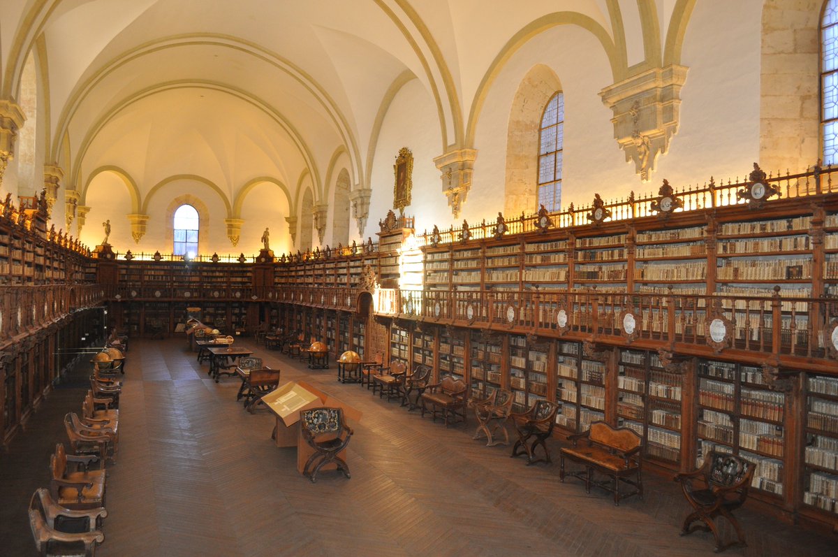 CyLEsVida's tweet photo. La Biblioteca de la Universidad de Salamanca es una de las más importantes de España por el valor de sus fondos, ya que cuenta con 2774 manuscritos, 483 incunables y 62000 volúmenes impresos entre los siglos XVI y XVIII. https://t.co/jrq7MNg23d