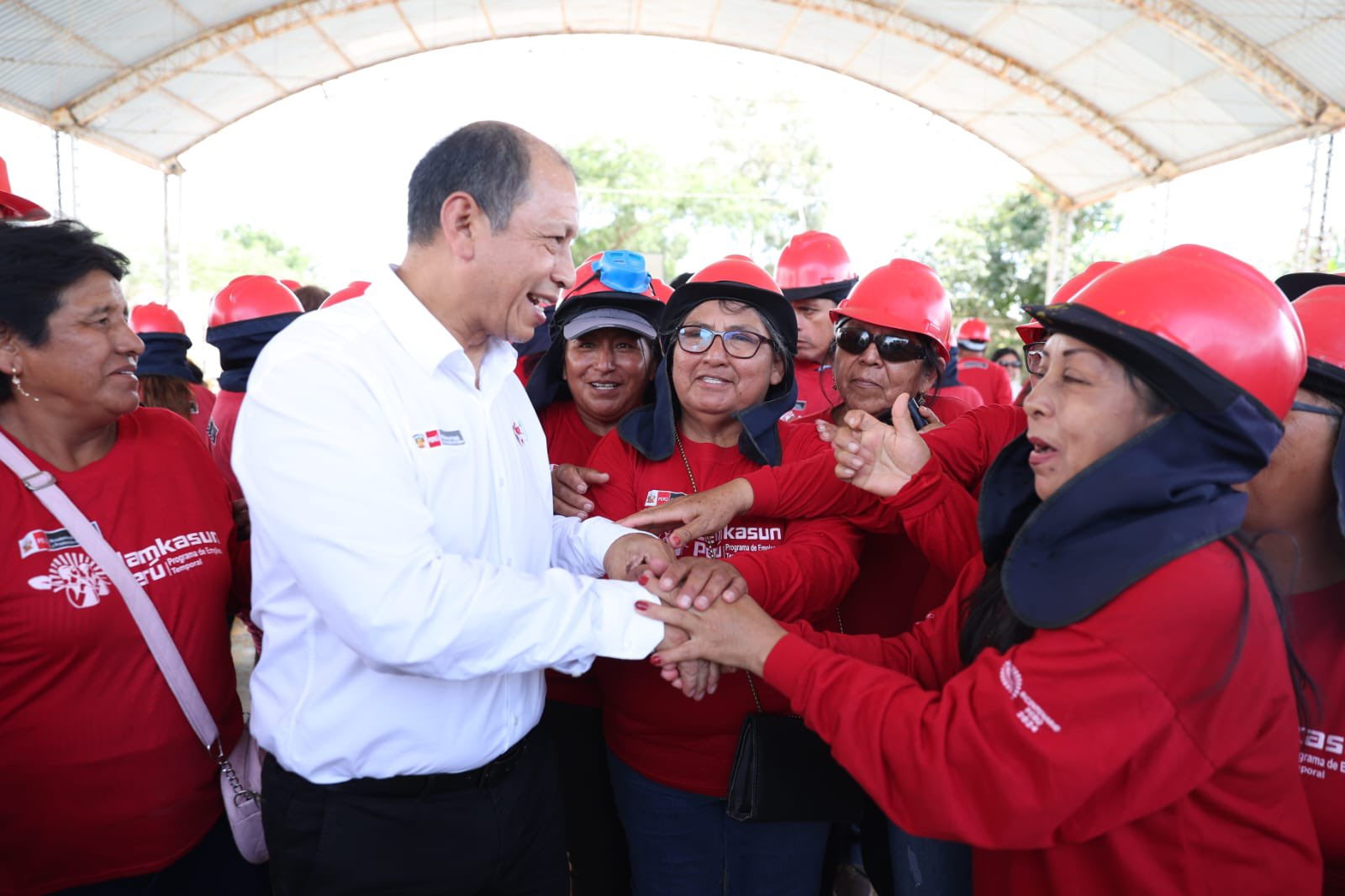 ¡Con #LlamkasunPerú se embellecen nuestros pueblos! ???????????????? Con esfuerzo y entusiasmo, la población iqueña del distrito de La Tinguiña realizó acciones de limpieza, mantenimiento y acondicionamiento del parque Las Malvinas, a través del programa de empleos temporales #LlamkasunPerú.