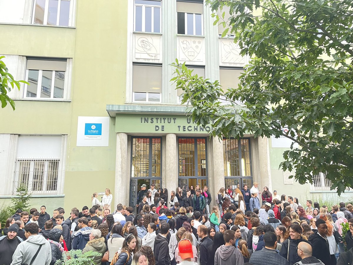 Bonjour tout le monde. 
Juste une heureuse année pleine de ce que vous voulez. 🎉
L’année dernière, je changeais de poste. Je suis responsable Communication &amp; professionnalisation. Une opportunité d’accompagner tous les étudiants et les équipes pédagogiques. 
Merci à ma team. 👏🏻