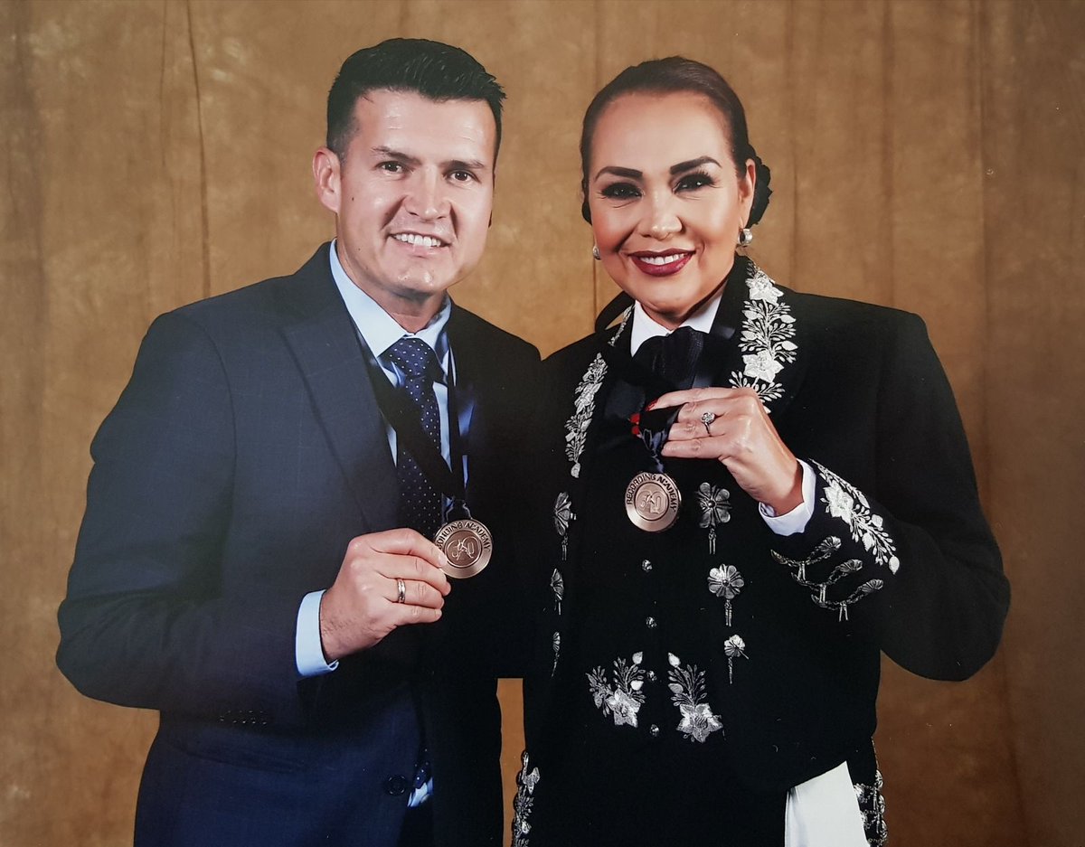 AidaCuevas's tweet photo. #TBT 28 de enero de 2018- Madison Square Garden de Nueva York.
Les comparto esta imagen de cuando fui galardonada con el @RecordingAcad a Mejor álbum Regional Mexicano 2018.
Muy bien acompañada por Joel Lizarraga de Banda el Recodo
#AídaCuevas #Grammy #BandaElRecodo #Recodo https://t.co/BwRa5kjbaH
