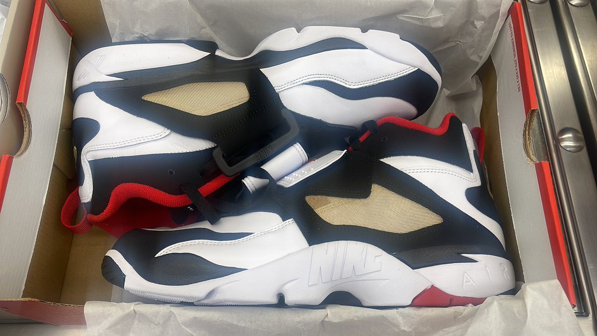 ToNYKX_'s tweet photo. #SNEAKERHEAD #SNEAKERHEADS #feetmatter @MindNy77
New additions for my closet PRIME DEIONs #NYKX @ALLCITY100 @VinceVocabulary wooooo 🔥 https://t.co/jjdbDfumkt
