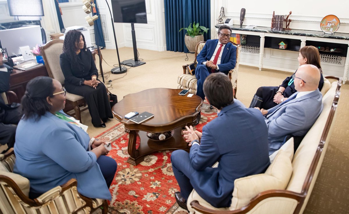 PresidenceHT's tweet photo. Rencontre stratégique du CP Fritz Alphonse Jean avec la Banque Mondiale et le FMI

Le mercredi 22 janvier, le Conseiller Présidentiel Fritz Alphonse Jean a tenu une réunion cruciale à l'ambassade d'Haïti à Washington avec des représentants de la Banque Mondiale (BM), du Fonds Monétaire International (FMI), et la conseillère haïtienne auprès de ces institutions, Mme Ludmilla Buteau-Allien.

L'échange a porté sur l'Instrument de Suivi Renforcé (SMP) convenu entre le gouvernement haïtien et le FMI, ainsi que sur le Cadre de Coopération et d'Investissement Ajusté (RCIA) soumis par la BM. Ce dernier, axé principalement sur les départements de l’Ouest et de l’Artibonite, a suscité des observations du CP Jean qui a plaidé pour une redistribution des ressources en faveur des départements du Nord et du Sud. Ces régions, relativement épargnées par la violence urbaine, accueillent pourtant des milliers de déplacés internes.

La discussion a également porté sur le réaménagement du portefeuille de projets, afin de mieux répondre aux besoins urgents générés par la détérioration de la situation sécuritaire et ses impacts sur la population haïtienne.

Participants à la réunion :
André Roncaglia, Directeur Exécutif du Bureau du Brésil représentant Haïti au FMI
Marcos Chiliatto, Directeur Exécutif du Bureau du Brésil représentant Haïti à la BM
Patrizia Tumbarello, Cheffe de Mission pour Haïti – FMI
Ludmilla Buteau-Allien, Conseillère auprès du Directeur Exécutif pour Haïti à la BM et au FMI

Cette rencontre marque une étape importante dans les efforts du gouvernement haïtien pour aligner les appuis financiers internationaux sur les priorités nationales, en tenant compte des réalités sur le terrain.