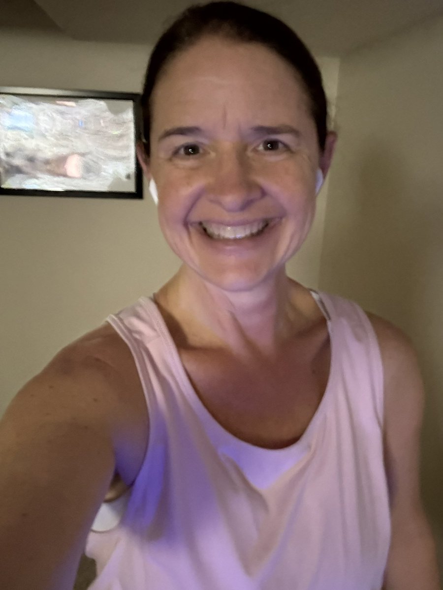 karrie_joy's tweet photo. Dreadmill miles again today, and some strength work on my own. Trying to find a new workout rhythm. 💪🏻🏋🏼♀️🏃🏼♀️
#warmbeachthoughts
#findyourhappyplace
#chooseyou
#choosehapy https://t.co/c3o00JqPRH