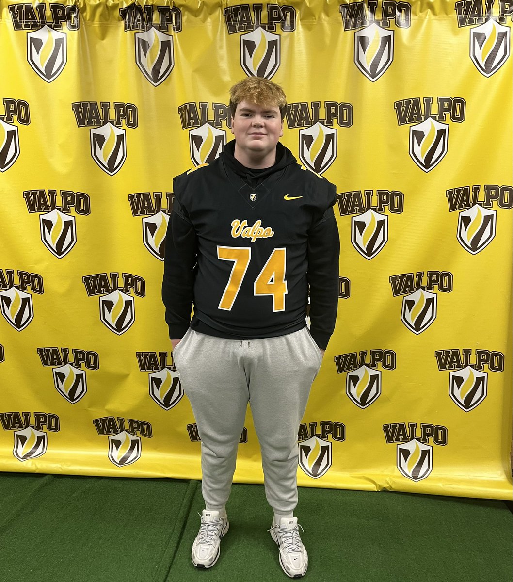 JackRyszetnyk's tweet photo. After a great Visit and Conversation with @CoachWaddle and @CoachNank, I am extremely blessed to have received my first D1 offer from @valpoufootball‼️
@YorkDukesFB @EDGYTIM
@CoachJP52 @CoachChris_Roll @PrepRedzoneIL @LemmingReport
@DeepDishFB @AllenTrieu https://t.co/adiyvPuuC3