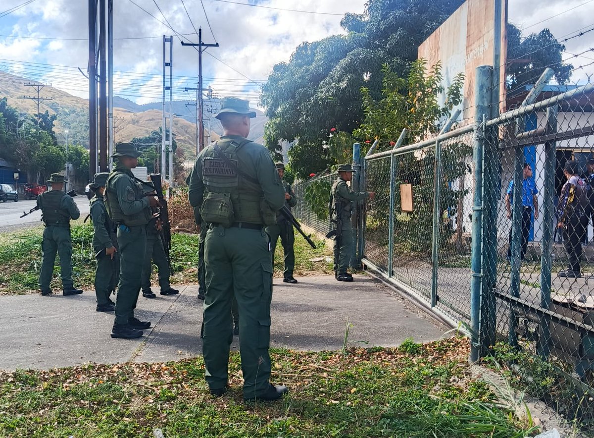 EJB_eftp's tweet photo. #Fotos || En el marco del "Ejercicio Escudo Bolivariano 2025", profesionales de la EFTPEJB junto a la GNB y autoridades municipales, pasaron revista por las áreas estratégicas del municipio Ribas, garantizando la seguridad y soberanía de la Patria https://t.co/tAH0DQ6Ghb
