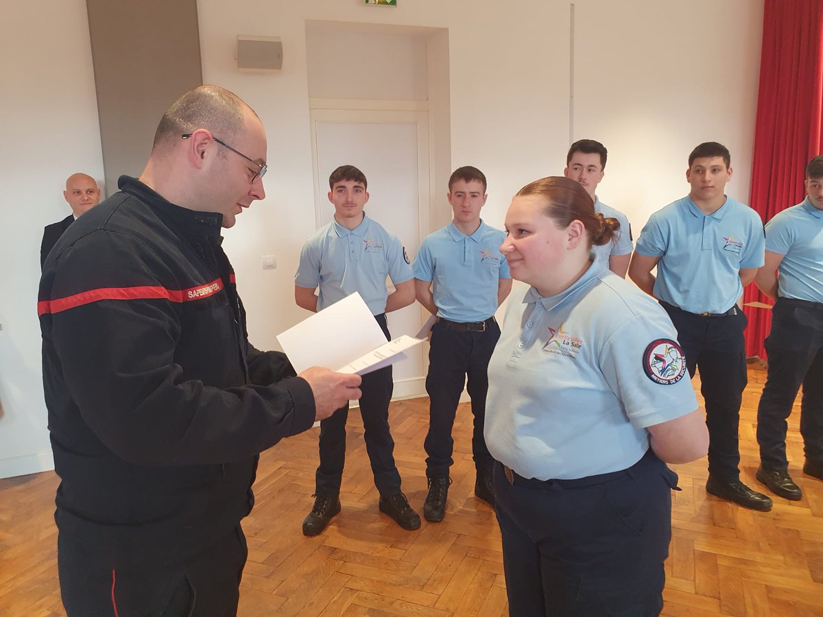 SDIS71's tweet photo. #Engagement | Remise des diplômes et d'écussons aux élèves Bac Pro Métiers de la sécurité du lycée professionnel du Sacré Cœur à Paray-le-Monial !
📌Depuis 2019, le @SDIS71 accompagne ce cursus. 
👏Un grand bravo à ces jeunes qui œuvreront aux métiers de la sécurité de demain ! https://t.co/3cVD8CO9LV