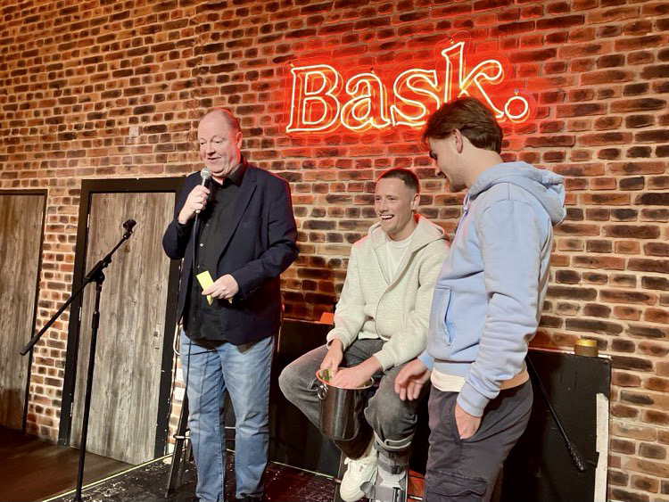 4_oiseaux's tweet image. #ForeverFriendsofUganda owes enormous thanks to Fraser Horsfall, Lewis Bate and Steve Bellis for a great evening at Bask.
The atmosphere was electric as County fans filled the bar. Thank you all. I was blown away by your amazing generosity towards our charity.
#stockportcounty