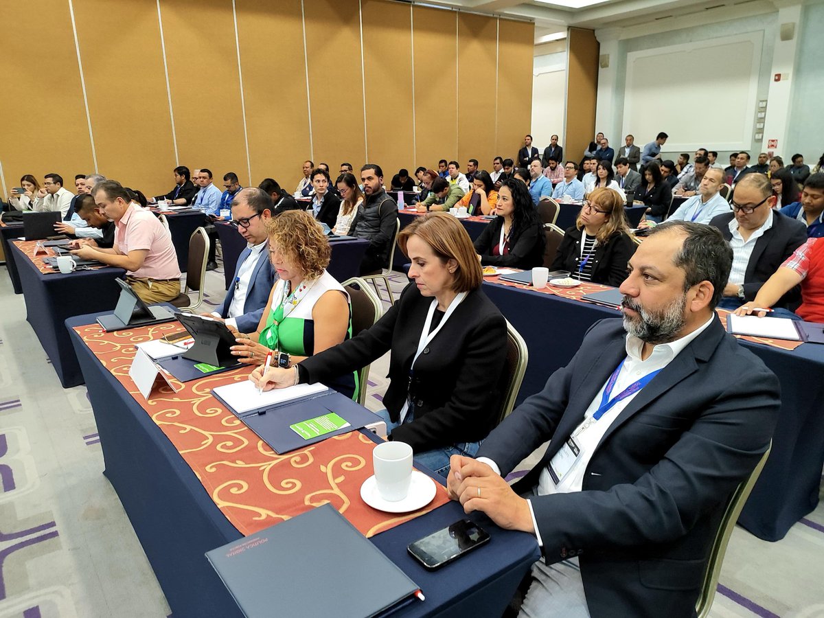 Estoy convencida de que la tecnología es una herramienta clave en el combate a la corrupción. 
Por ello, asistí al seminario “¿Cómo vamos a impulsar la transformación digital del Estado?”. La digitalización nos permitirá fortalecer la transparencia y rendición de cuentas 🙌🏻