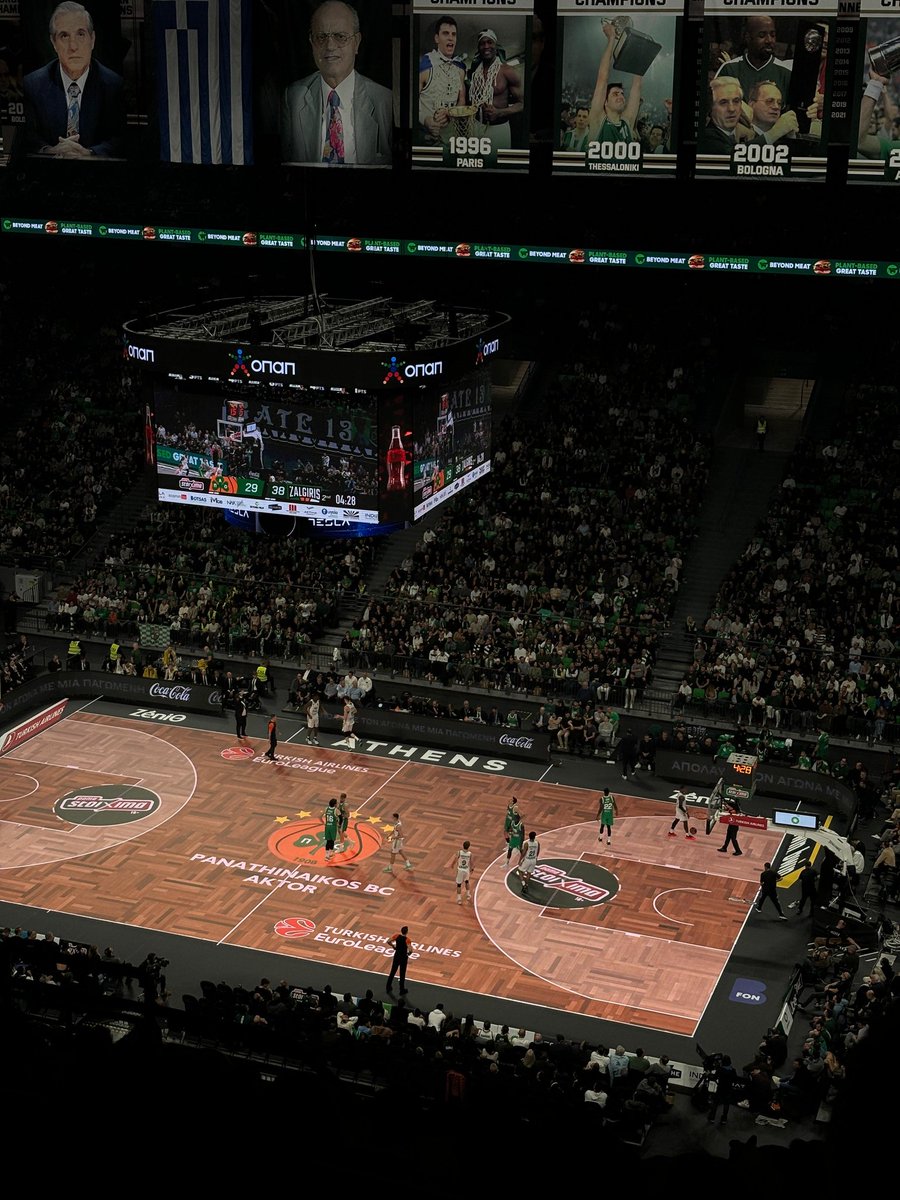 Primera vez en el OAKA y ha sido una jodida locura de partido. Ambiente indescriptible, los vídeos y fotos no hacen justicia a lo vivido en directo