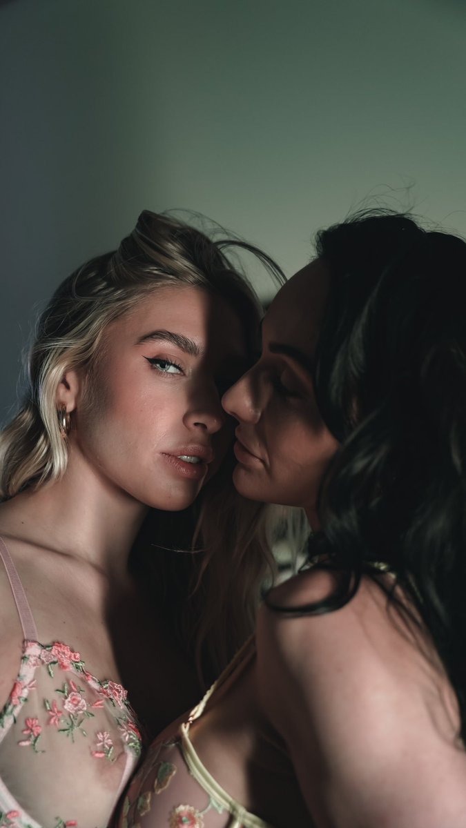 BizzyCreative's tweet photo. Elegant love models-  @_rileyfoxx @withgeminibaby_ https://t.co/FZg6uWr25Q
