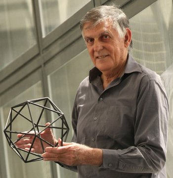 24 de enero de 1941 nace en Tel Aviv el cristalógrafo Dan Shechtman, Premio Nobel de Química 2011 por el descubrimiento de los cuasicristales, una nueva e inesperada forma de organización de la materia sólida, considerada imposible establopegaso.wordpress.com/tag/icosaedrit…