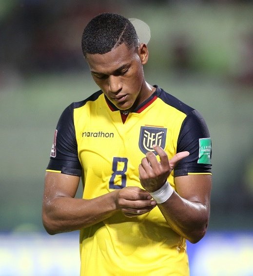 andresaulestiag's tweet photo. 🚨 ATENCIÓN | Carlos Gruezo ➡️ Liga de Quito #TodoCerrado 🤝✅️
El seleccionado de la tricolor llega a Liga para ser el sustituto de Piovi. Afirman que será la sopresa de la Noche Blanca.
ℹ️ @MachadoRobertoO https://t.co/At51lCe2N7