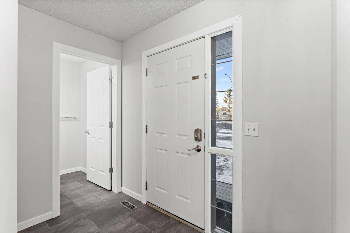 RyanParry's tweet image. Listing Address: 110 Cimarron Meadows WAY, Okotoks, AB T1S 1W1
Listing Price: $525,000
Schedule a showing and request more information here: ryanparry.com/d8rb4zjl