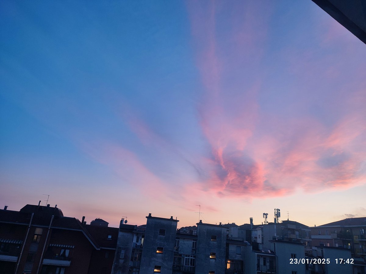 Annalibo's tweet photo. "Le nuvole giungono fluttuando nella mia vita, non più per portare vento o tempesta, ma per aggiungere colore al mio tramonto."
(Rabindranath Tagore) https://t.co/TPcFsPPU8h