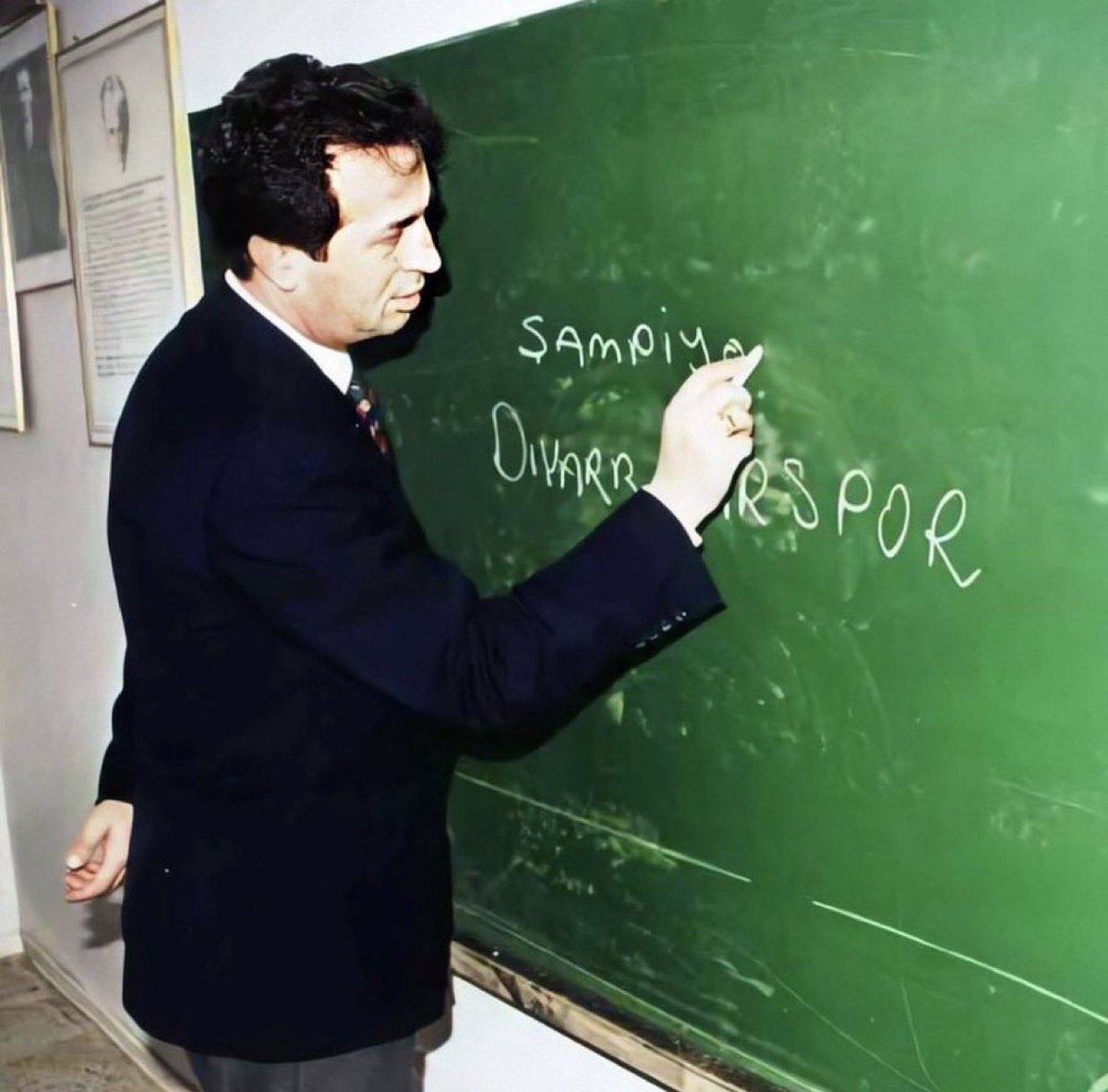 emeklimafia's tweet photo. Ali Gaffar Okkan bir polis değildi. Gaffar Okkan halktı, halkın içindeydi. Kılımıza zarar gelse herkesi yakardı. Gaffar Okkan çok güzel insandı, fırıncı Fikri’nin oğluydu o Diyarbakırsporluydu. Ruhun şad olsun kurban olduğum. https://t.co/xp7H20S9TQ