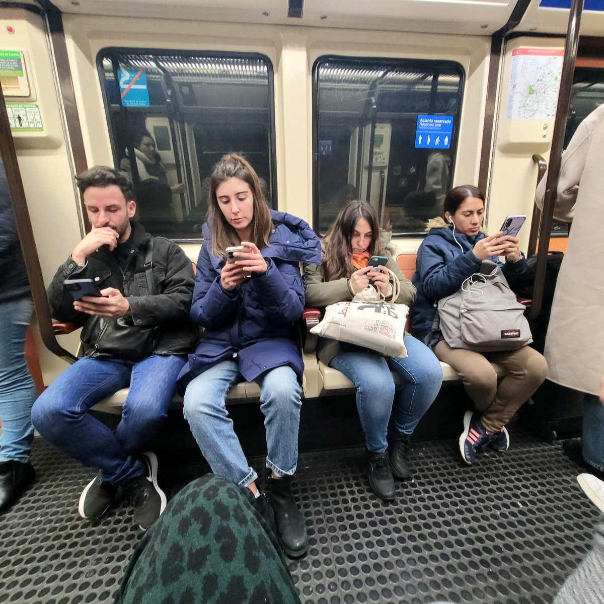 METRO MADRID. Spanjaarden net zo verslaafd aan hun mobieltje als Nederlanders. #metromadrid