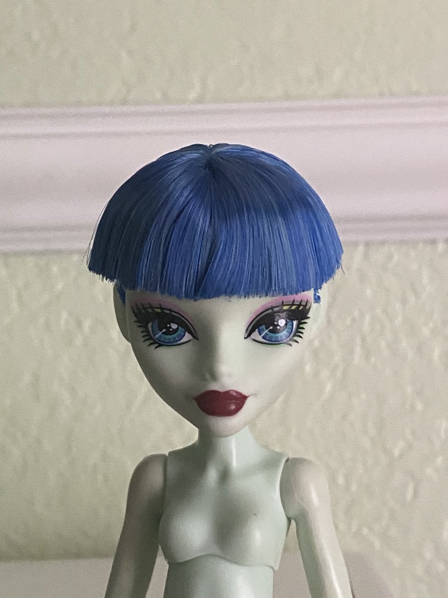 saralikesdolls's tweet image. ghoulia with a bowl cut