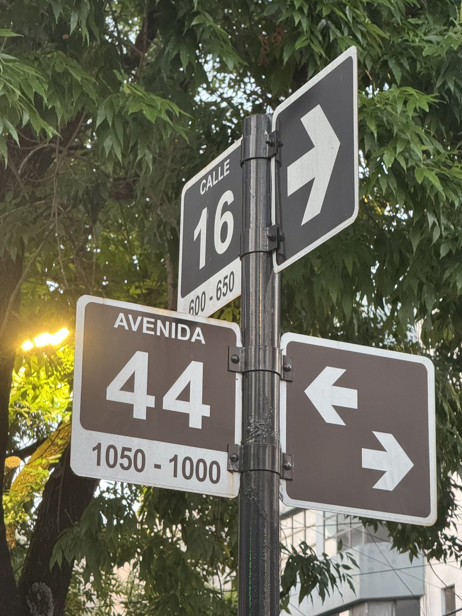 MarcosPocion's tweet photo. Por acá pasan las dos direcciones de Ferrari en 2025: Calle Charles Leclerc y Avenida Lewis Hamilton. ¿Derecha o izquierda? 🚦🤷‍♂️
@Charles_Leclerc @LewisHamilton #F1 #Ferrari #LaPlata #Argentina https://t.co/lXPcBnH14l