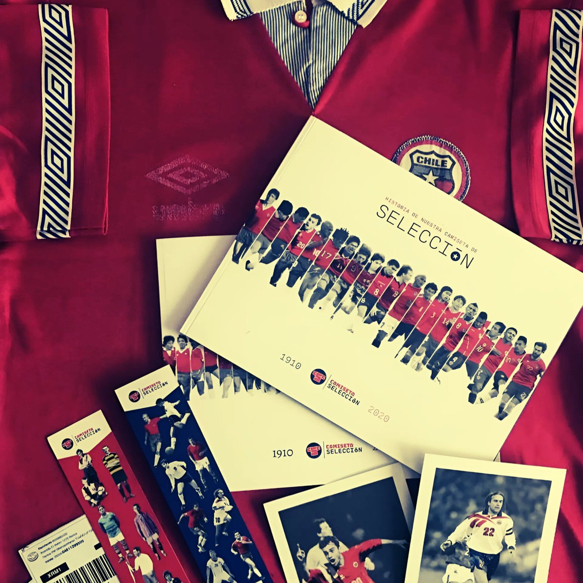 ChileCedep's tweet photo. Más que una camiseta, ¡es el símbolo de nuestra pasión! 🇨🇱 

Descubre la evolución de la Roja, desde el rojo original hasta las sorpresas azules y aurinegras. 

📖 ¡Revive su historia con "Historia de Nuestra Camiseta de Selección"! 

Cómpralo aquí 👉 https://t.co/cla4A5hkYI https://t.co/SGZXmTLoY1