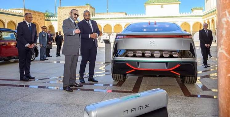 Concernant NamX, la voiture à hydrogène marocaine 🇲🇦:

M. Mezzour a déclaré que son ministère travaillait sur l’établissement d’une usine au Maroc.

Pour cela, il faut trouver des investisseurs et du financement, car le projet est “très, très, très lourd”.
