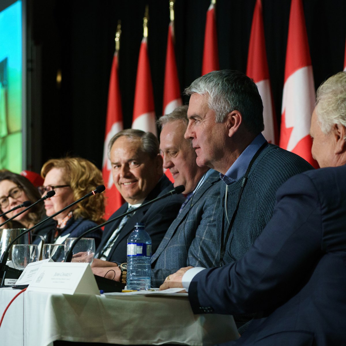 JustinTrudeau's tweet photo. These leaders in industry, policy, and labour know that our free trade deal with the United States is a win-win.

They’re fighting with us to protect it — for workers and businesses on both sides of the border. https://t.co/MGlUt1P30B