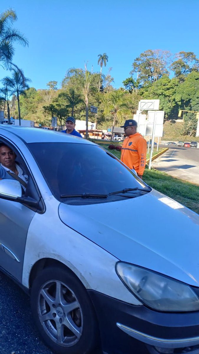 INTTORLosTeques's tweet photo. El #INTTLosTeques en conjunto con la @PNBVzla desplegaron un dispositivo mixto de seguridad realizando una campaña de concientización sobre el respeto a las leyes de tránsito 
#MovilidadSegura https://t.co/QmDpo8w0Sm