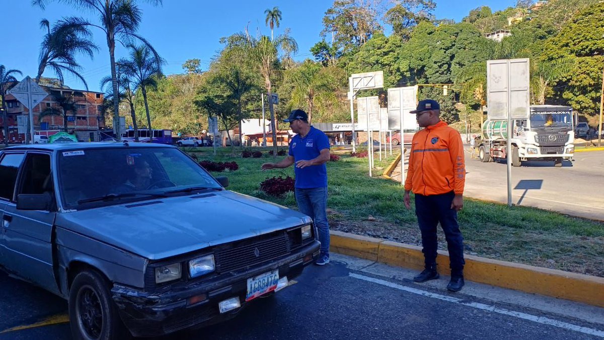 INTTORLosTeques's tweet photo. El #INTTLosTeques en conjunto con la @PNBVzla desplegaron un dispositivo mixto de seguridad realizando una campaña de concientización sobre el respeto a las leyes de tránsito 
#MovilidadSegura https://t.co/QmDpo8w0Sm