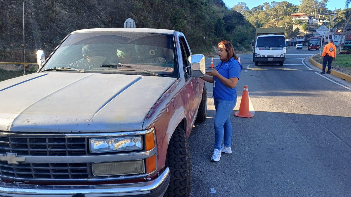 INTTORLosTeques's tweet photo. El #INTTLosTeques en conjunto con la @PNBVzla desplegaron un dispositivo mixto de seguridad realizando una campaña de concientización sobre el respeto a las leyes de tránsito 
#MovilidadSegura https://t.co/QmDpo8w0Sm