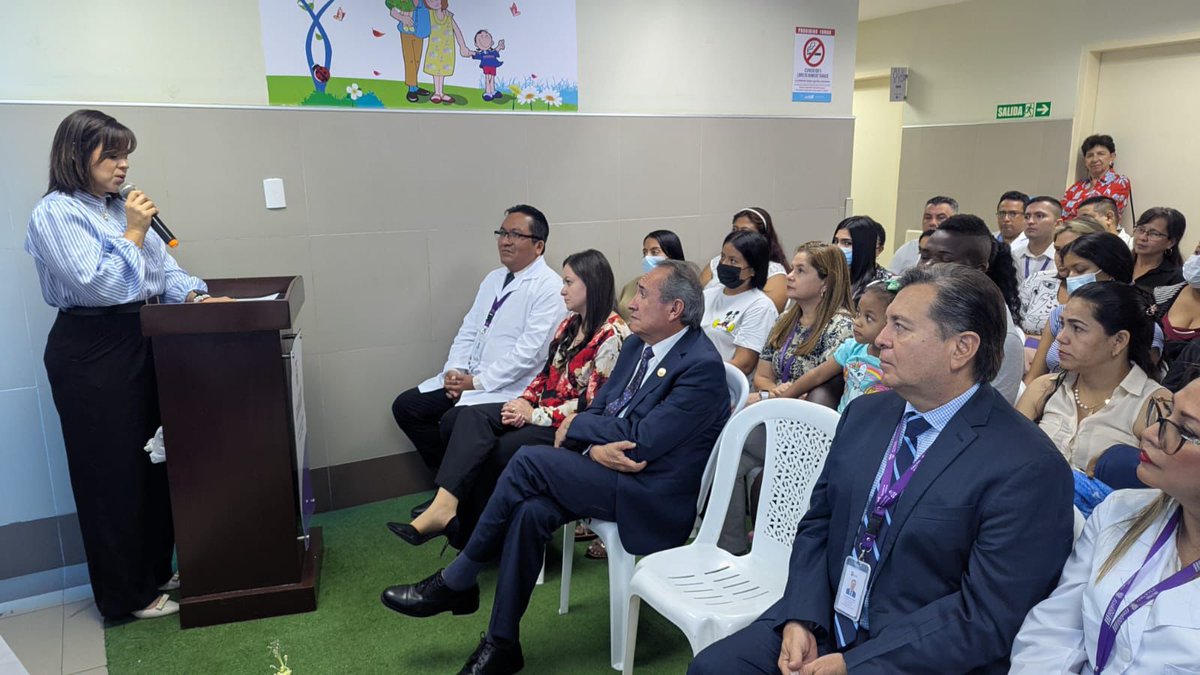 LiliZarcov's tweet photo. En un evento vergonzoso, sin ciudadanía y a escondidas, la delincuente de @PaoAguirreOtero, #LaMozaDelMinistro de @Salud_Ec @DrAntonioNaran, inaugura un Centro de Salud dilapidando el dinero estatal. El ministro ha sido un picarón y dicen que la otra que está a su lado también es la moza. 

Cc @DanielNoboaOk @CynthiaGelliber